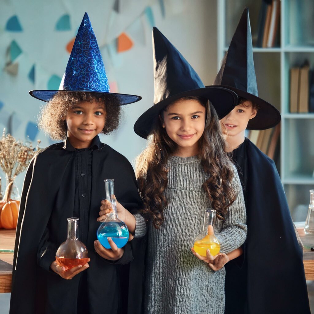 Des enfants portent des chapeaux de sorciers, et font des expériences scientifiques.